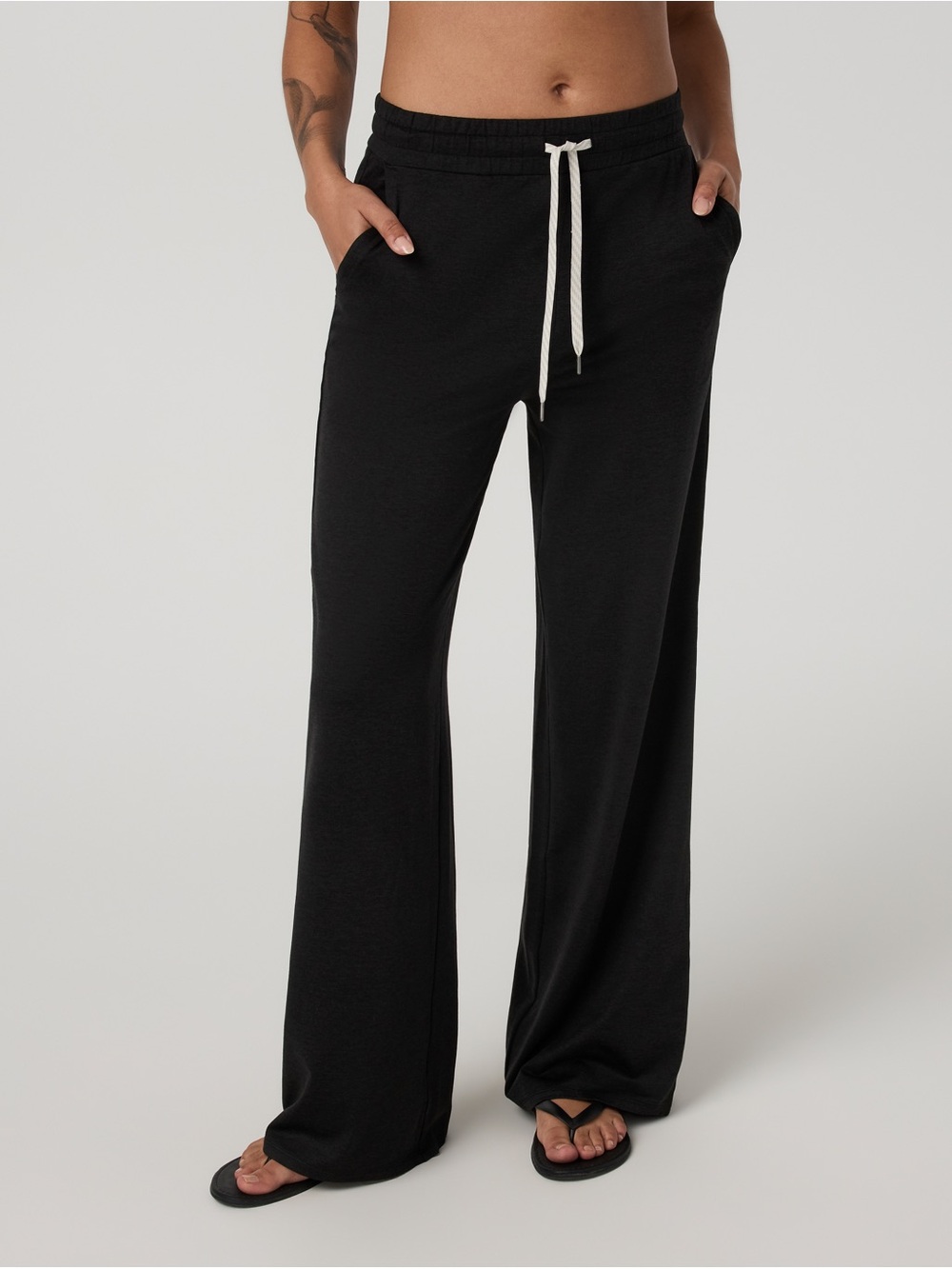 Vuori Halo Wide Leg Flare Pants Black Women's Medium Athleisure Loungewear